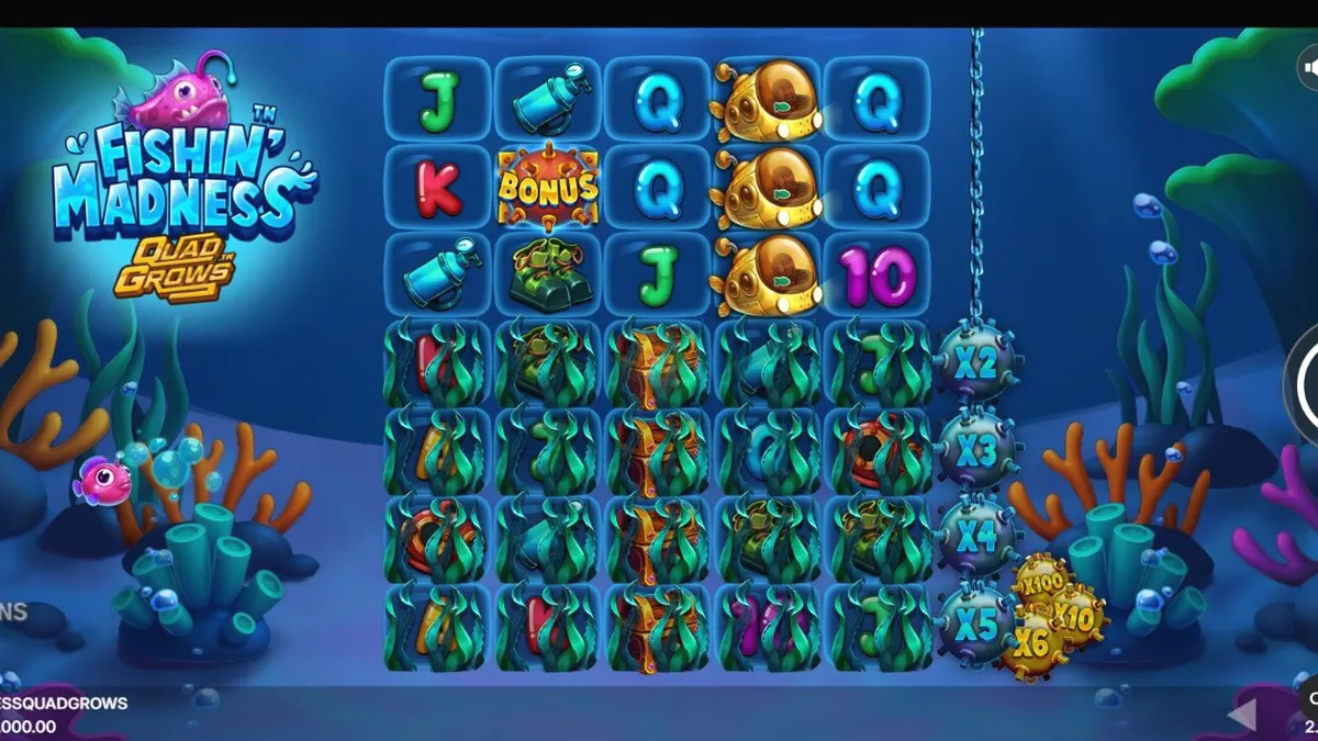 Isang makulay na underwater slot interface na nagpapakita ng mga isda at naval mines sa Fishin’ Madness Quadgrows.